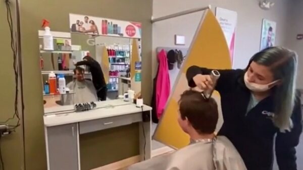 Kerel gaat naar de kapper voor hetzelfde kapsel als zijn idool