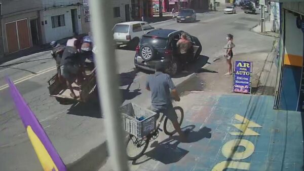 Paard en wagen doet een hit & galop als hij tegen een auto knalt