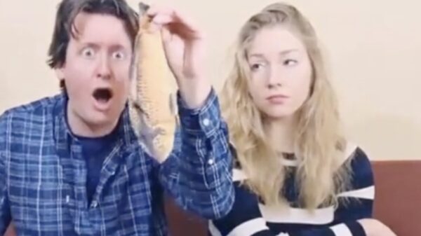 Niet alleen Steven maar ook Jamie tovert een vis uit een doosje