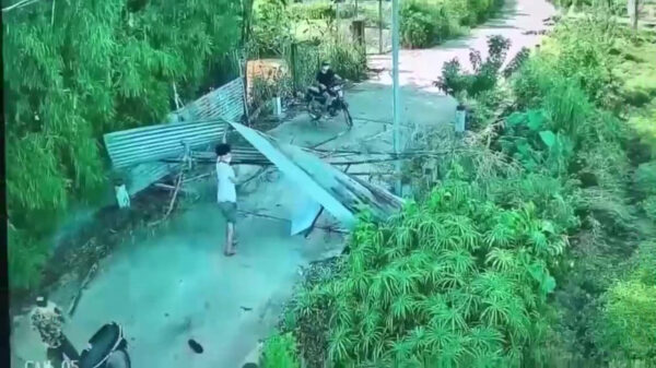 Motorrijders kunnen nét niet meer remmen voor een wegafzetting