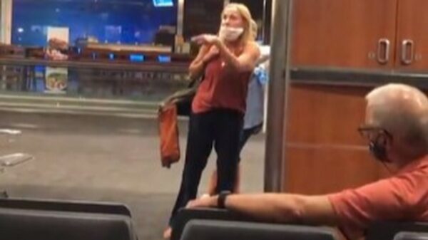 Karen is pissig over mondkapje en flipt hem helemaal de pan uit