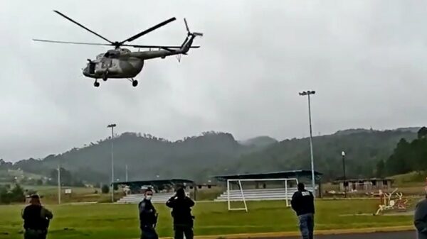 Landing van deze helikopter gaat niet bepaald van een leien dakje