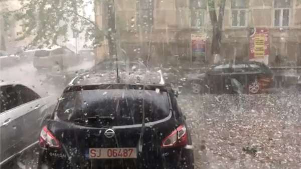 Zieke hagelstorm sloopt een compleet wagenpark in Roemenië