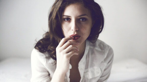 Therapeute Sarah White gaat tijdens sessies volledig voor je uit de kleren