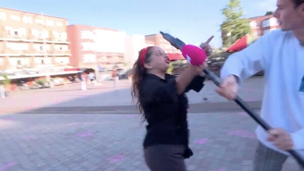 Homo's en Powned-verslaggever belaagd door vrouw bij demonstratie tegen anti-homogeweld