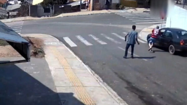 Snelle Jelle weet zijn auto te redden nadat hij de handrem is vergeten