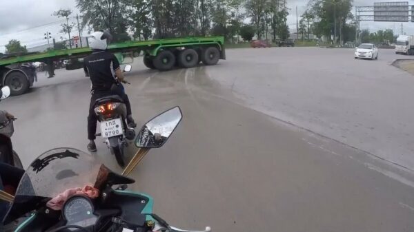 Hersenloze motorrijder heeft geen zin om voor het rode licht te moeten wachten