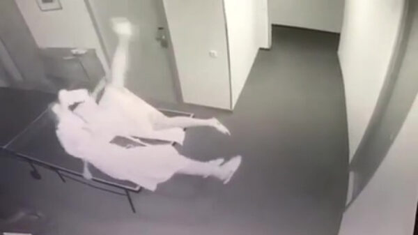 Bezopen een selfie op een tafeltennistafel maken is niet zonder gevaar