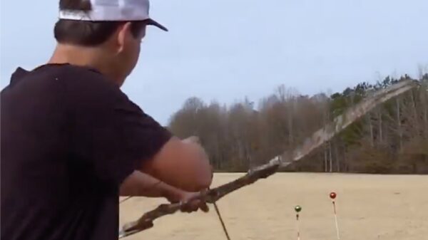 Pijl en boog-professional James Jean maakt trickshots met het grootste gemak