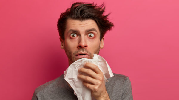 Luidruchtig niezen heet nu 'Mansneezing' en is natuurlijk knetterseksistisch