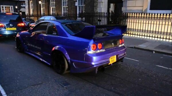 Nissan Skylines gooien het gas open en blèren heel Londen wakker