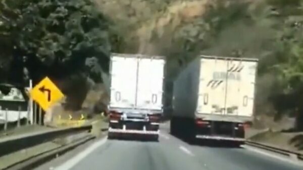 Vrachtwagenchauffeur vond het een goed idee om in een scherpe bocht in te halen