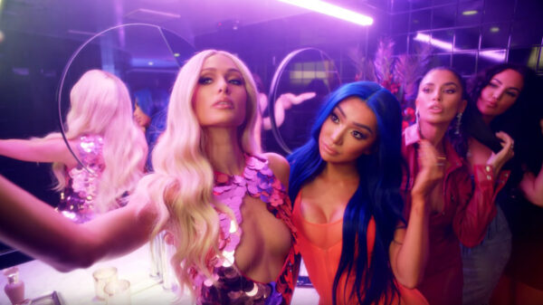 Dimitri Vegas & Like Mike brengen met Paris Hilton een ode aan de kont