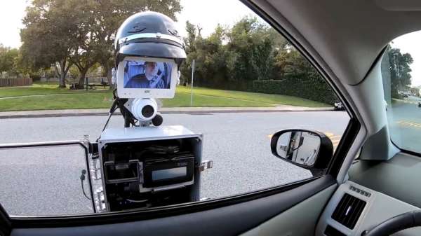 Dankzij deze uitvinding hoeft een luie politieagent nooit meer uit zijn auto te stappen
