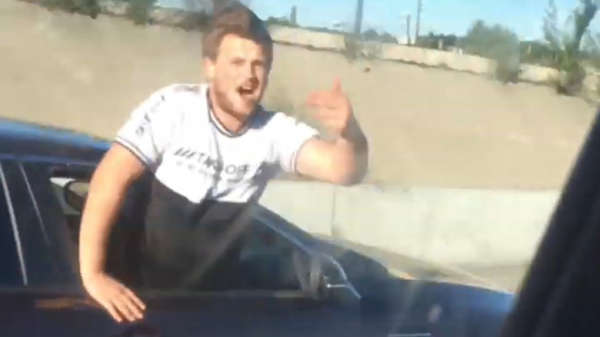 Pissige bijrijder probeert op de snelweg een autospiegel eraf te slaan