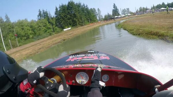 Billen knijpen tijdens bloedstollende POV van een sprint boat-race