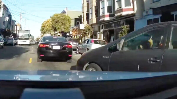 Stoertje in een Toyota Prius krijgt een heerlijke dosis instant karma