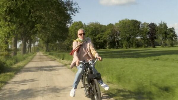 Oh noes, 'dronken' Martien Meiland stapt op Solex, twitteraars over de zeik!11