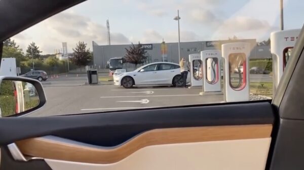 Wel eens een blondje een tesla zien volgooien?