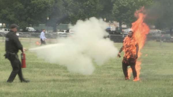 Bizar: man zet zichzelf in brand in park bij het Witte Huis in Washington