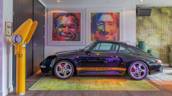 Voor slechts €1.777.777,- koop je een woning met kroeg én een parkeerplaats in de woonkamer