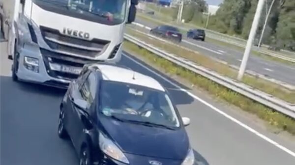 Deze Duitse automobilist vermaakt zich meer dan prima in de file