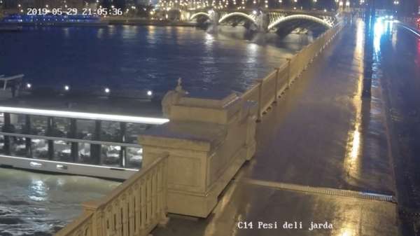 CCTV-beelden van moment waarop het cruiseschip op een rondvaartboot in Boedapest botste
