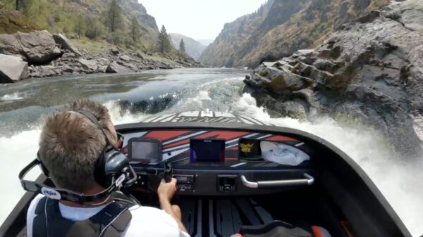 Keihard golven klappen met de mannen van Mini Boat Mafia