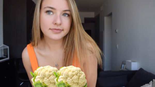 Het wordt een heet weekend dus dat betekent bikini's passen met Kendra