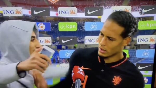 Hoogtepunt van de avond: Virgil van Dijk duwt opdringerige fan het beeld uit