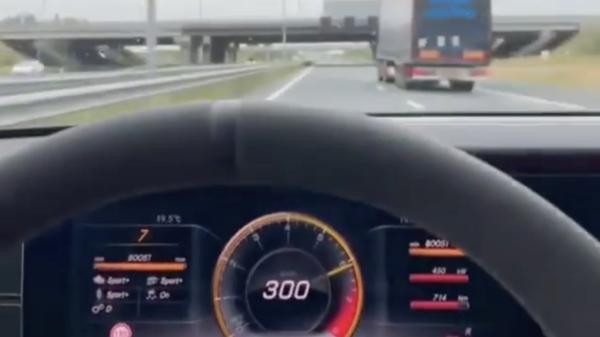Kan gewoon: met 300 kilometer per uur over de Nederlandse snelweg janken