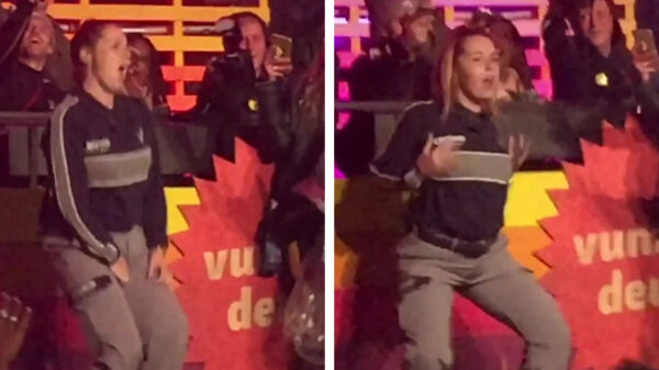 Beveiliger houdt ook van vunzige deuntjes en gaat heerlijk uit d'r dak