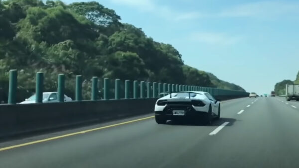 Even genieten van een lading voorbij-jakkerende supercars op de Autobahn