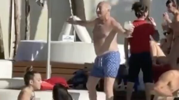 Bejaard feestnummer geniet met volle teugen tijdens zijn vakantie