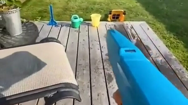 Met deze vette watergun ben je helemaal het mannetje van de straat!