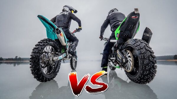 Crossmotor neemt het op tegen street bike in een epische tweestrijd