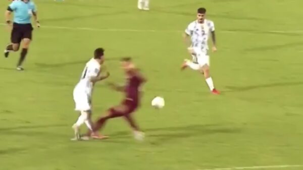 Poahhhh. Snoeiharde tackle op Lionel Messi tijdens interlandwedstrijd van Argentinië