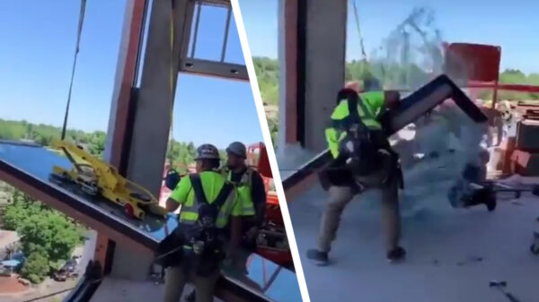 Het plaatsen van het grote raam verliep niet al te voorspoedig