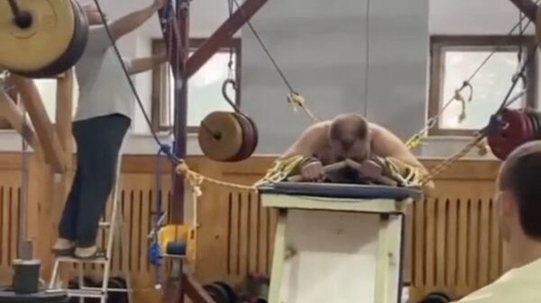 Wedden dat je niet voor je plezier naar deze 'Middeleeuwse' chiropractor gaat?!