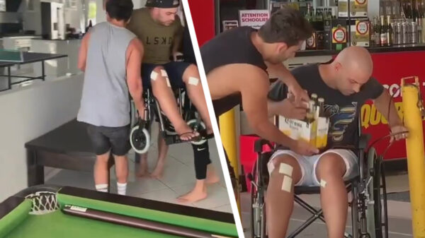 Vriendengroep weet kameraad in rolstoel heerlijk te trollen