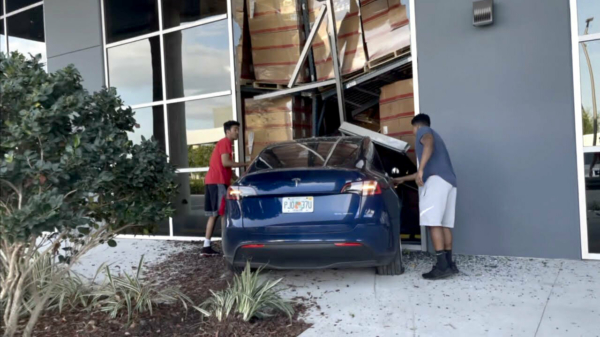Testritje met een Tesla Model Y eindigt met een flinke klap in de muur