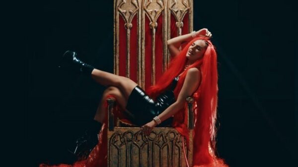 Famke Louise weet dat viezeriken pagga op haar billen slaan