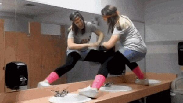 Vermakelijke dump met een hoop falende figuren