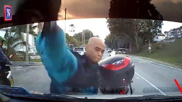 Verkeersruzie in Indonesië wordt opgelost met een helm tegen de voorruit