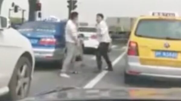 Road rage met knokkende mannen heeft een behoorlijk ongewoon eind