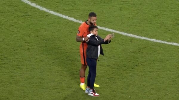 Baasje van de avond rent tijdens Nederland - Montenegro het veld op en maakt unieke selfie met Depay