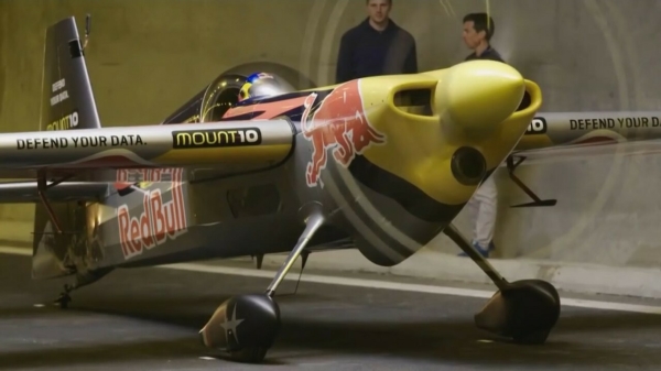 Stuntvlieger Dario Costa is eerste piloot die achter elkaar door twee tunnels vliegt
