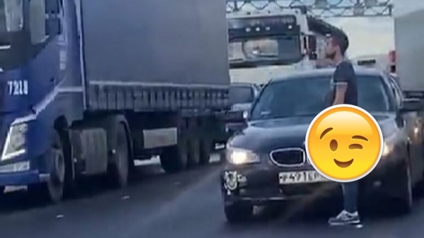 BMW-bestuurder houdt midden op de snelweg een stil protest