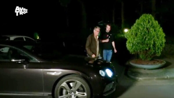 Agressieve Ron Brandsteder verstoort live radiospelletje met zijn dikke auto