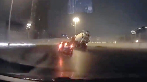 Betonmolen haalt bocht niet en eindigt een verdieping lager